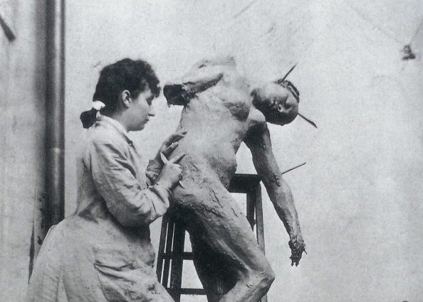 Camille Claudel: Camille Claudel at work in the atelier in Paris, 1887. ADAGP.
