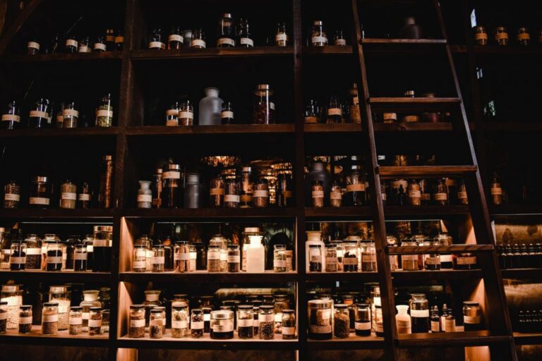 pharmacy museums: Apothecary bottles, The Niagara Apothecary, Ontario, Canada. Pexels.
