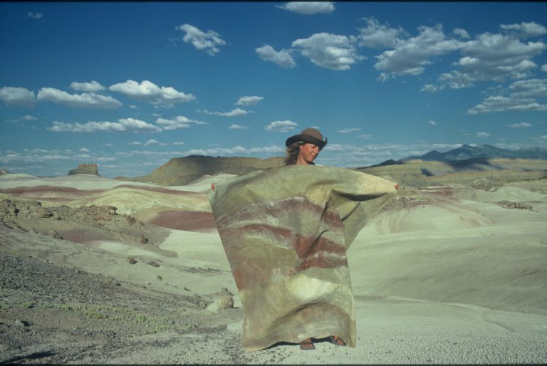 Ulrike Arnold: Ulrike Arnold with earth pigments painting in Notom, Utah, 1994. Image courtesy of the artist and Anselm Spring.

