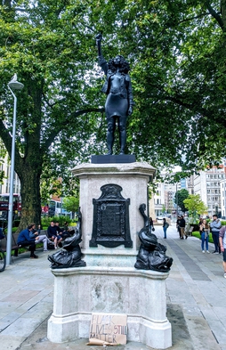 London statues: Marc Quinn, A Surge of Power (Jen Reid) statue, Bristol, UK. 2020. Photo by Alex Richards via Wikimedia Commons (CC BY-SA 4.0).
