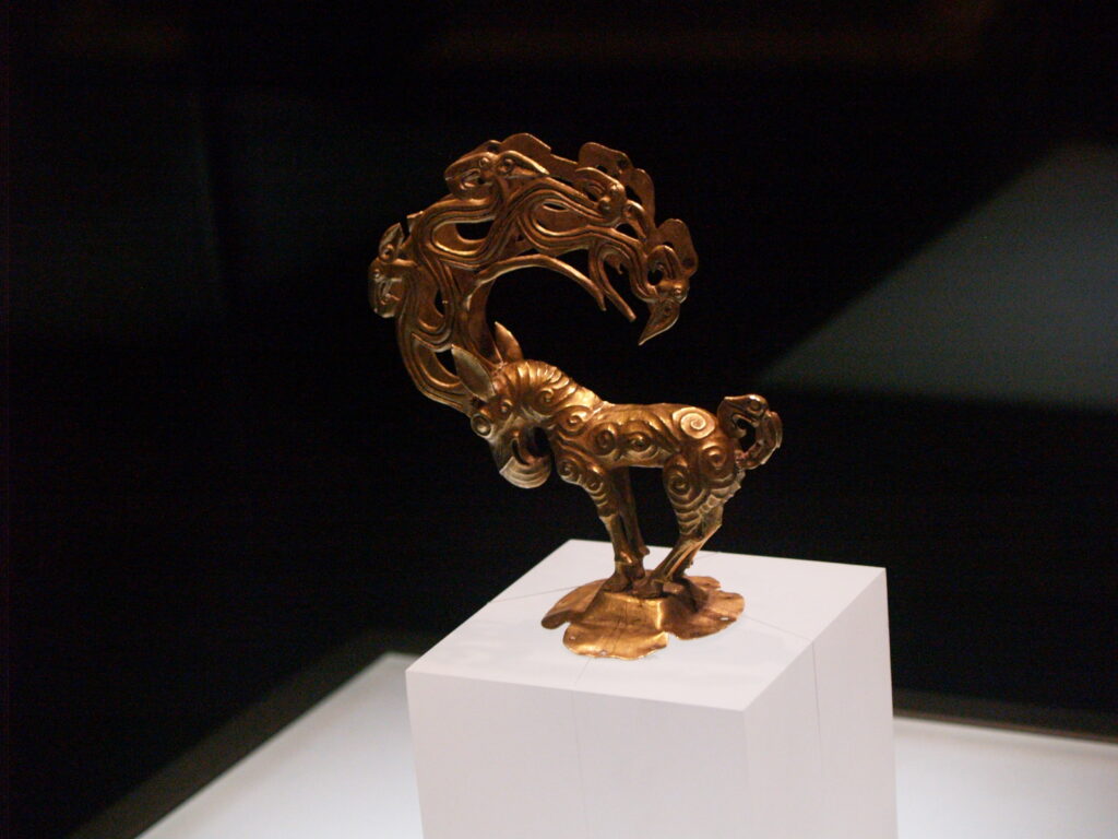 Chinese museums: Golden Monster, Warring States Period (475-221 BCE), Shaanxi History Museum, Xi’an, China. Photo by Deadkid dk via Wikimedia Commons (CC BY-SA 3.0).
