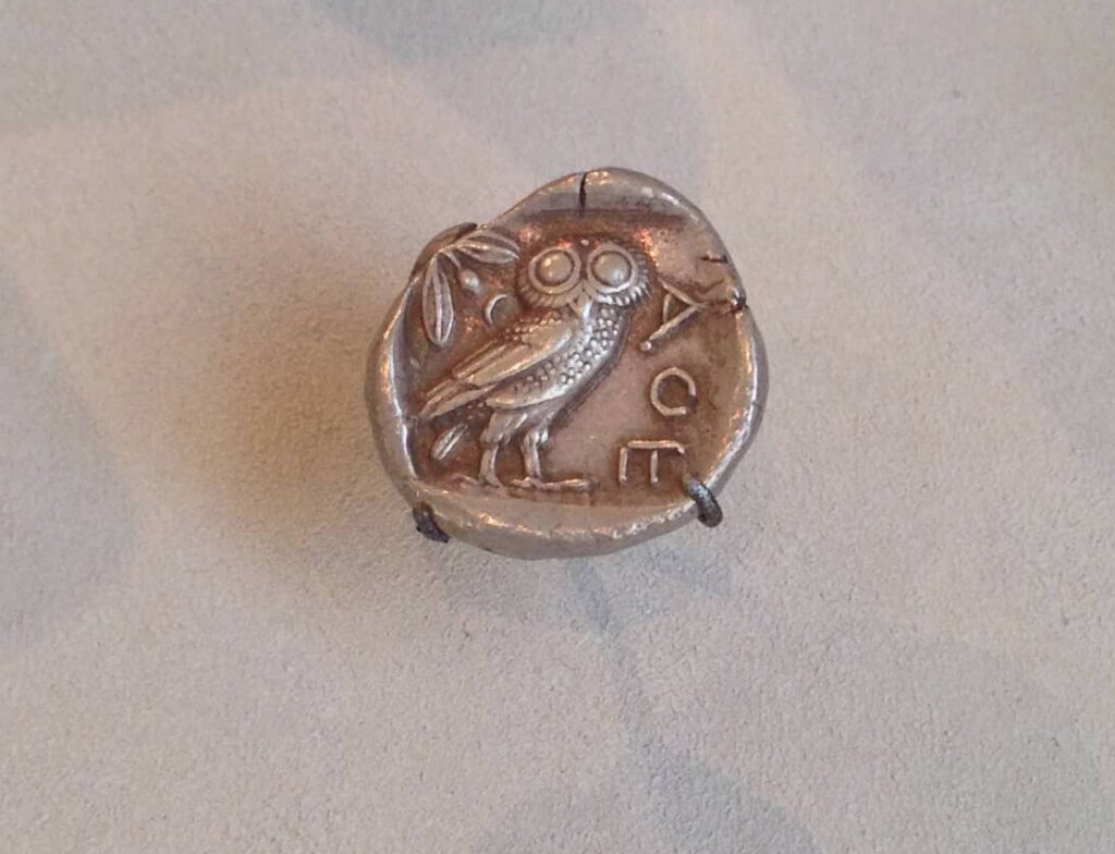 birds in art: Tetradrachm with the head of Athena (obverse) and an owl (reverse), Athens, 449–393 BCE, Yale University Art Gallery, New Haven, CT, USA. Photo by the author.
