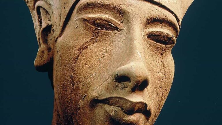 androgynous pharaoh: Head of Akhenaten in double crown. Detail. HistoricalEve.
