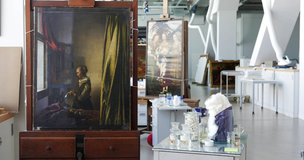 In der Werkstatt Johannes Vermeer, Brieflesendes Mädchen am offenen Fenster, um 1657–1659 © Gemäldegalerie Alte Meister, Staatliche Kunstsammlungen Dresden, Foto: Jürgen Lange