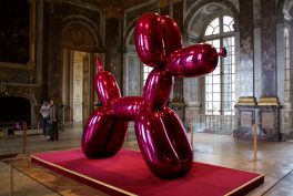 Jeff Koons, Balloon Dog (Magenta), 1994-2000, Château de Versailles, Versailles, France. Photo by Marc Wathieu via Versailles' website.