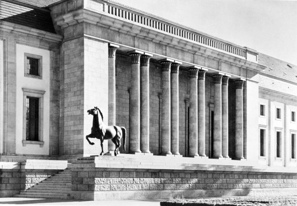 Hitler's Horses: Archive photo of one of the original bronze horses outside the Reich Chancellery, 1939. Der Tagesspiegel.
