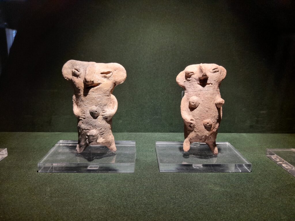 museo larco: Clay figurines, Vicus culture, Peru, 1250 BCE–1 CE, Museo Larco, Lima, Peru. Photo by author.
