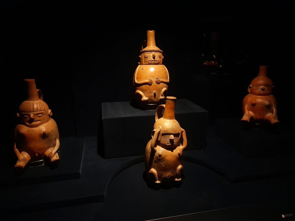 museo larco: Bottles depicting the female body, Salinar culture, Peru, 1250 BCE–1 CE, Museo Larco, Lima, Peru. Photo by author.

