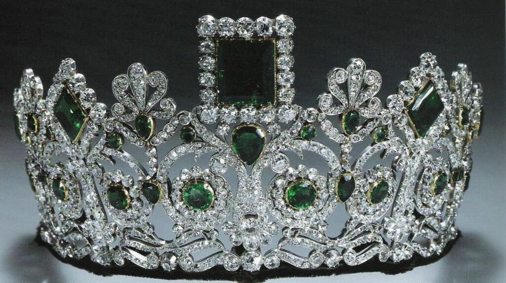 Beautiful Tiaras: Beautiful Tiaras: Empress Joséphine’s Emerald Tiara. The Royal Order of Sartorial Splendor.
