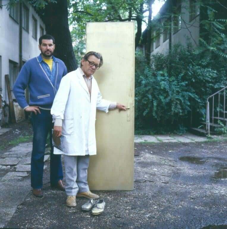 Ivan Kožarić: Ivan Kožarić and curator Davor Matičević by Guilded Door, 1971. Photograph by Mio Vesović.
