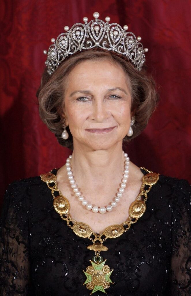 Beautiful Tiaras: Queen Sofia of Spain wearing Cartier Loop Tiara. Twitter.
