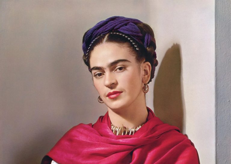 Frida kahlo style: Nickolas Muray, Portrait of Frida Kahlo, 1939. Nickolas Muray Photo Archives. Detail.
