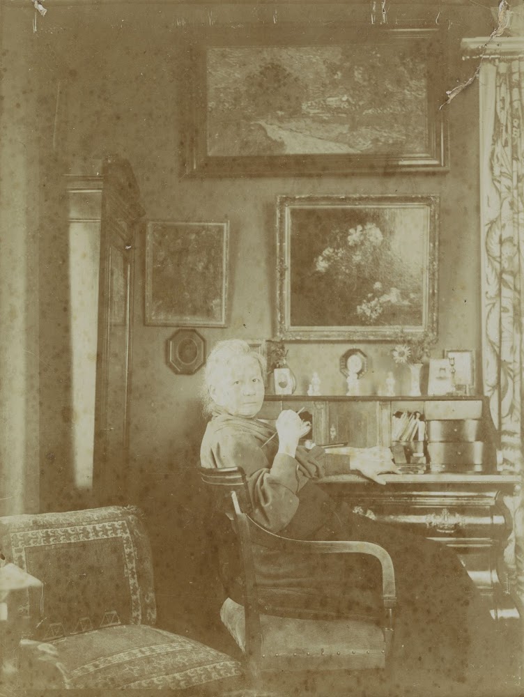 Jo van Gogh-Bonger in the living room of the house on the Koninginneweg 77, Amsterdam, 1914-1915.