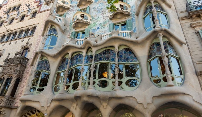 Art Nouveau buildings: Antoni Gaudi, The front side of Casa Batlló seen from public street, c. 1904, Barcelona, Spain. Photo by Kent Wang via Wikimedia Commons (CC-BY-2.0).
