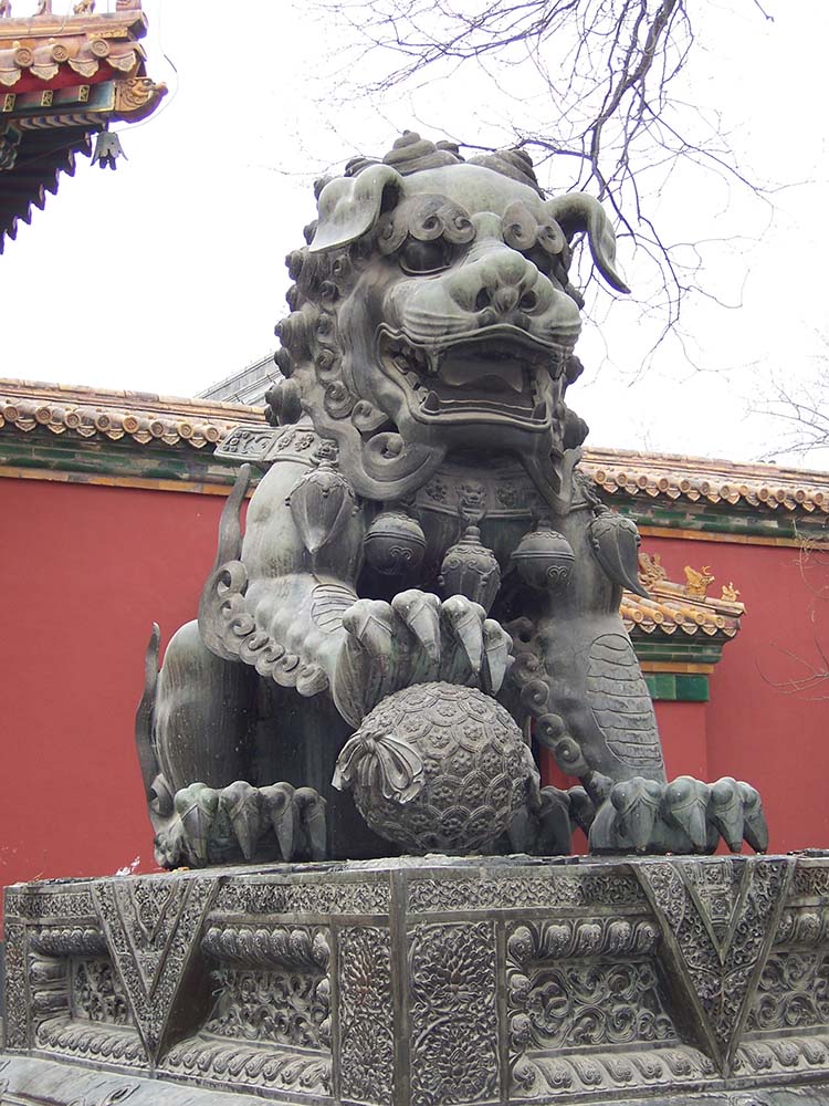 Cats in Chinese Art: Male Foo Dog Holding a Ball, Qing Dynasty (1636–1912), Yonghe Temple, Beijing, China. Photograph by McKay Savage via Wikimedia Commons (CC BY 2.0).
