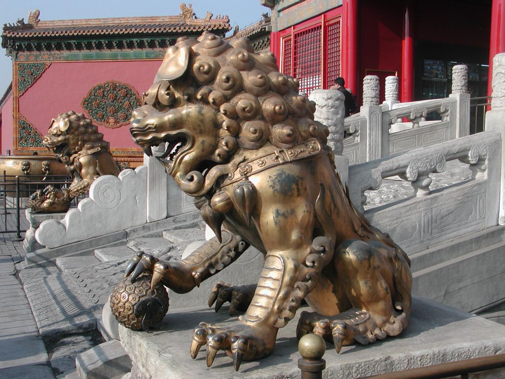 Cats in Chinese Art: Forbidden City Imperial Guardian Lions, Qing Dynasty (1636–1912), Forbidden City, Beijing, China. Photograph by Allen Timothy Chang via Wikimedia Commons (CC BY-SA 3.0).
