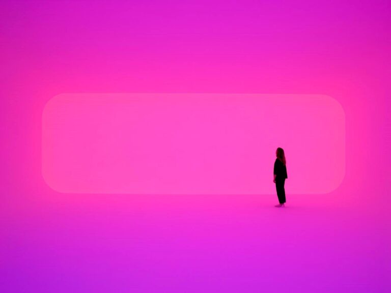 immersive art: James Turrell, End Around: Ganzfeld, 2013. The Museum of Fine Arts, Houston, TX, USA. Photo by James Turrel/ Superblue.
