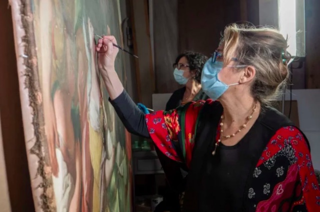Violante Ferroni: Conservators fill in the painting’s missing areas of paint. Photo by Francesco Cacchiani/Advancing Women Artists.
