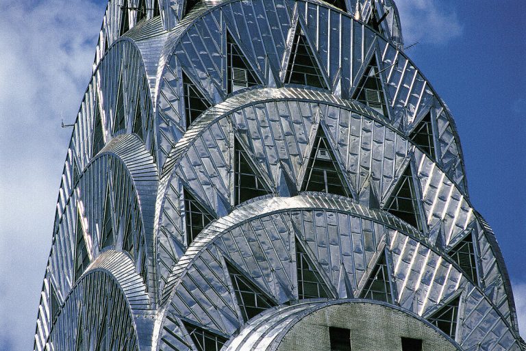 art deco: William van Alen, Chrysler Building, detail of the roof, 405 Lexington Avenue, Manhattan, New York, NY, USA. Lookphotos.
