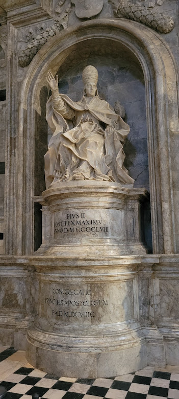 duomo Siena: Sculpture of Pope Pius II, Duomo, Siena, Italy, August 2021. Photograph by the author.
