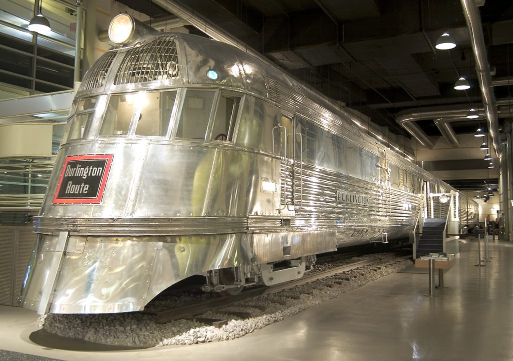 art deco: Zephyr Train, 1934, Museum of Science and Industry, Chicago, IL, USA. Photo by Alexthegeneralarteaga via Locomotive Wiki (CC-BY-SA).
