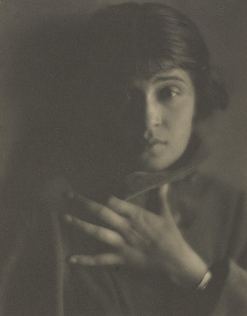 female photographers: Female photographers: Edward Weston, Tina Modotti, Glendale, 1921. Wikimedia Commons (public domain).
