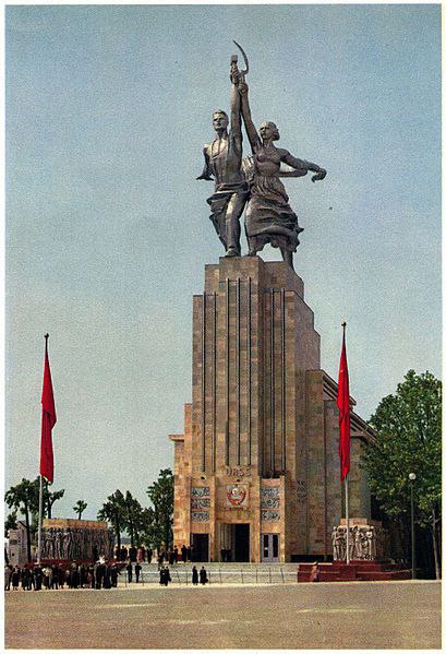 Totalitarian architecture: Worker and Kolkhoz Woman. Vera Mukhina, 1937.