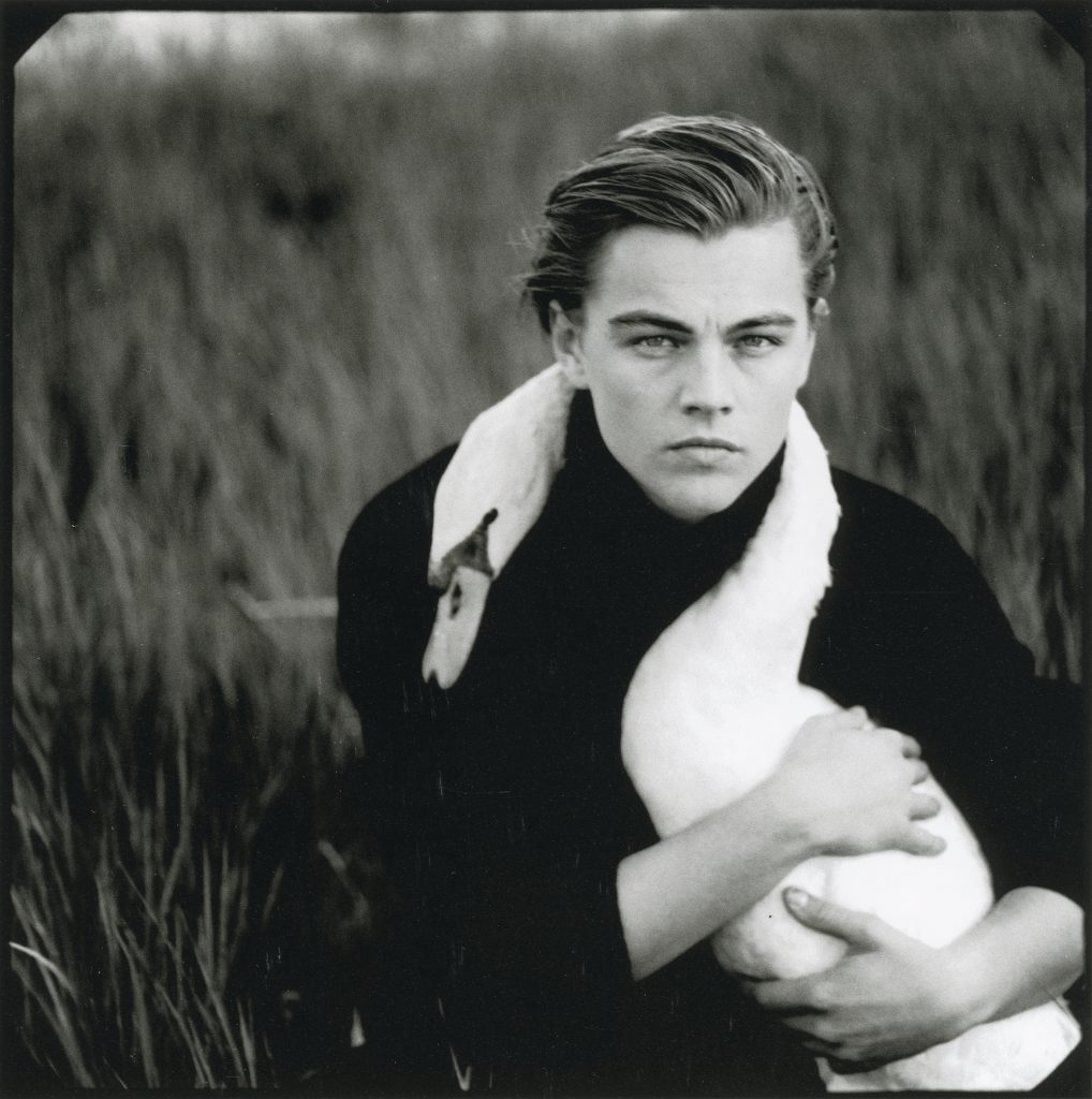 female photographers: Annie Leibovitz for Vanity Fair, Leonardo Di Caprio With a Swan, 1997. SCV.
