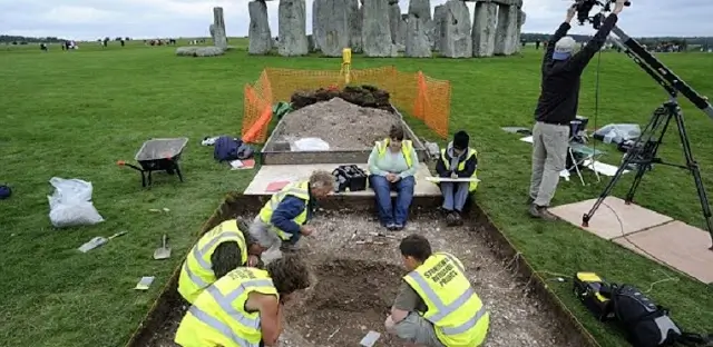 Researchers finding bones at Stonehenge, 2016.