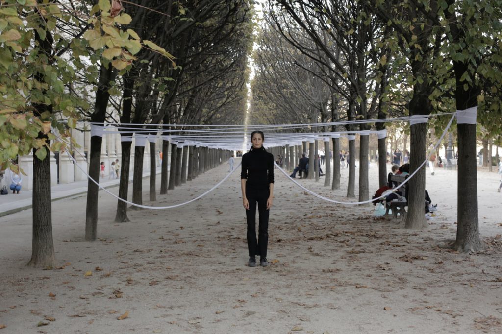 Bianca Lee Vasquez: Bianca Lee Vasquez, Web Making Ritual II, performative installation, 2017, Palais Royal, Carré Latin Festival, Paris, France. Courtesy of the artist.
