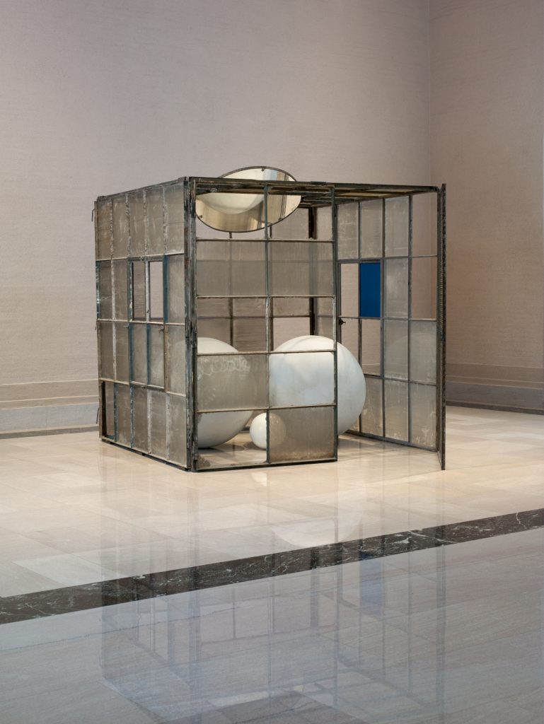 Louise Bourgeois, Cell (Three White Marble Spheres), 1993, steel, glass, marble, mirror. Saint Louis Art Museum, Missouri, USA.