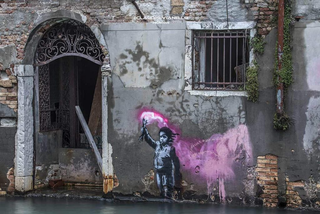 banksy refugees: Banksy, Migrant Child, 2019, Island of Dorsoduro, Venice, Italy. Analisi dell’Opera.
