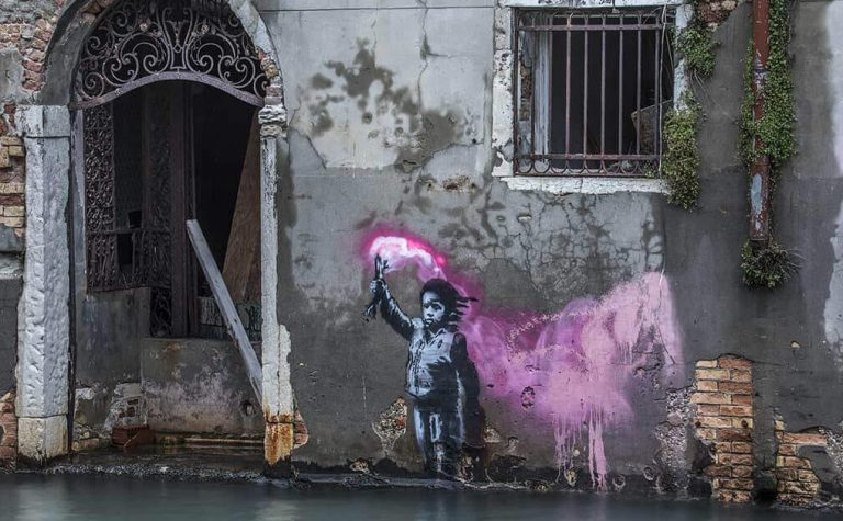 banksy refugees: Banksy, Migrant Child, 2019, Island of Dorsoduro, Venice, Italy. Analisi dell’Opera.
