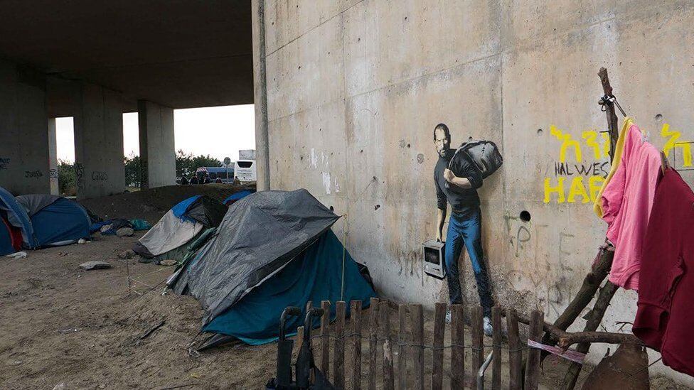banksy refugees: Banksy, The Son of a Migrant from Syria, 2015, Calais, France. Analisi dell’Opera.
