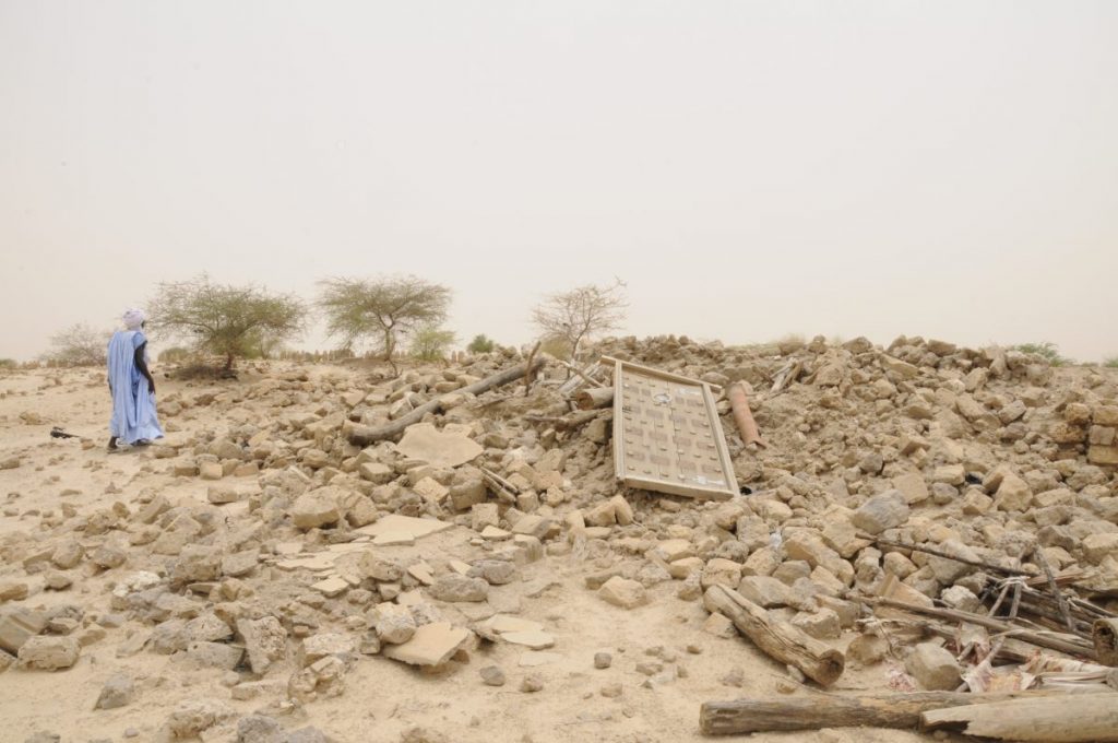 colonial looting: The Mohamed Mahmoud mausoleum destroyed by extremists in 2012, Timbuktu, Mali. Photo by MINUSMA/Sophie Ravier. Völkerrechtsblog.
