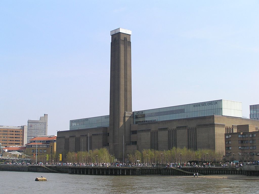 contemporary art london: View of Tate Modern, London, UK. Photo by MasterOfHisOwnDomain via Wikimedia Commons (CC BY-SA 3.0).
