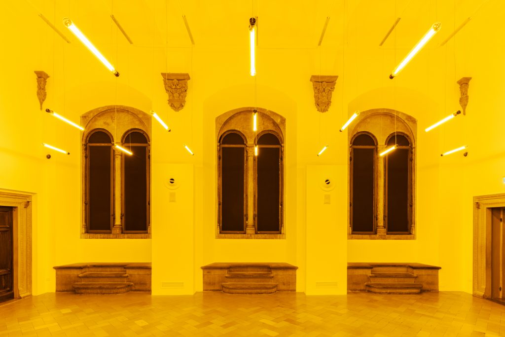 olafur Eliasson Palazzo Strozzi: Olafur Eliasson, Room for one colour, 1997, monofrequency lights, Angsuvarnsiri Collection. © photo Ela Bialkowska – OKNO studio. Courtesy of Palazzo Strozzi.
