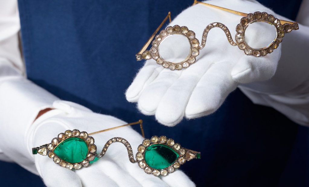 Royal jewelry at auction: Set of two Mughal spectacles in emerald and diamond lenses respectively, in diamond-mounted frames, ca. 17th & 19th centuries