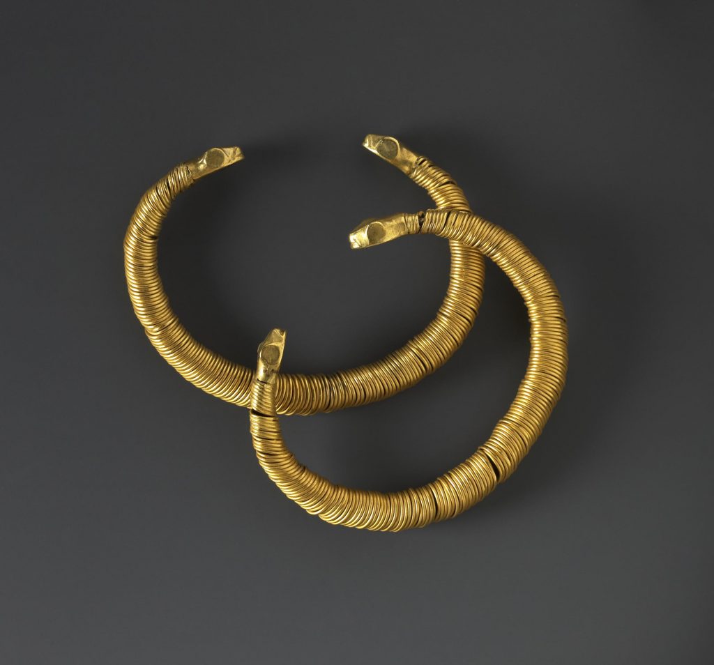 ancient egypt jewelry: Pair of gold bracelets with snake-headed terminals at the ends, ca. 1550 BCE to 1069 BCE, British Museum, London, UK.
