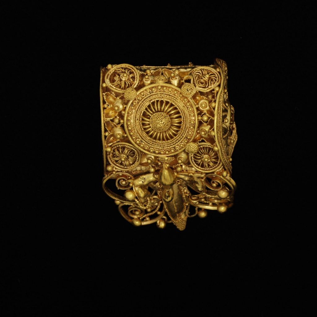 Etruscan gold: Gold earring (front view), ca. 550 BCE to 450 BCE, Victoria & Albert Museum, London, UK.
