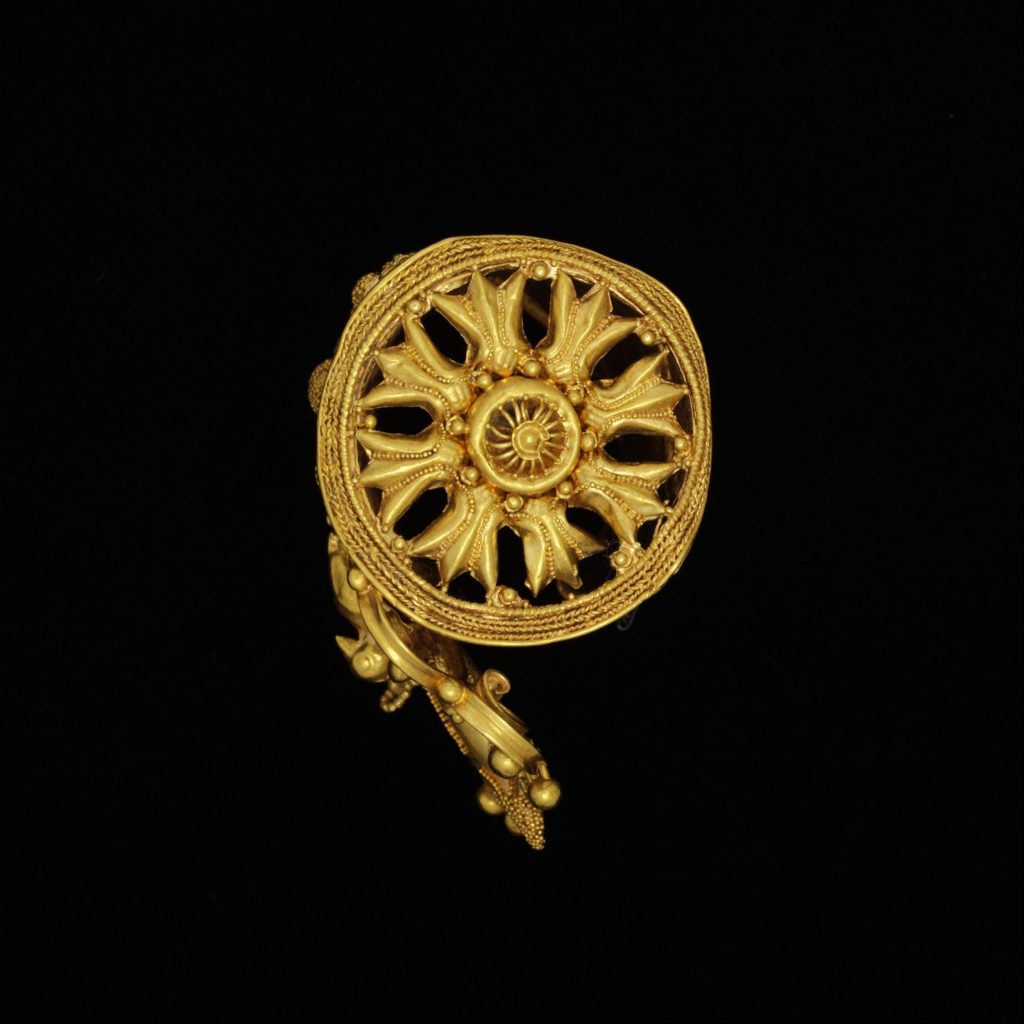 Etruscan gold: Gold earring (side view), ca. 550 BCE to 450 BCE, Victoria & Albert Museum, London, UK.
