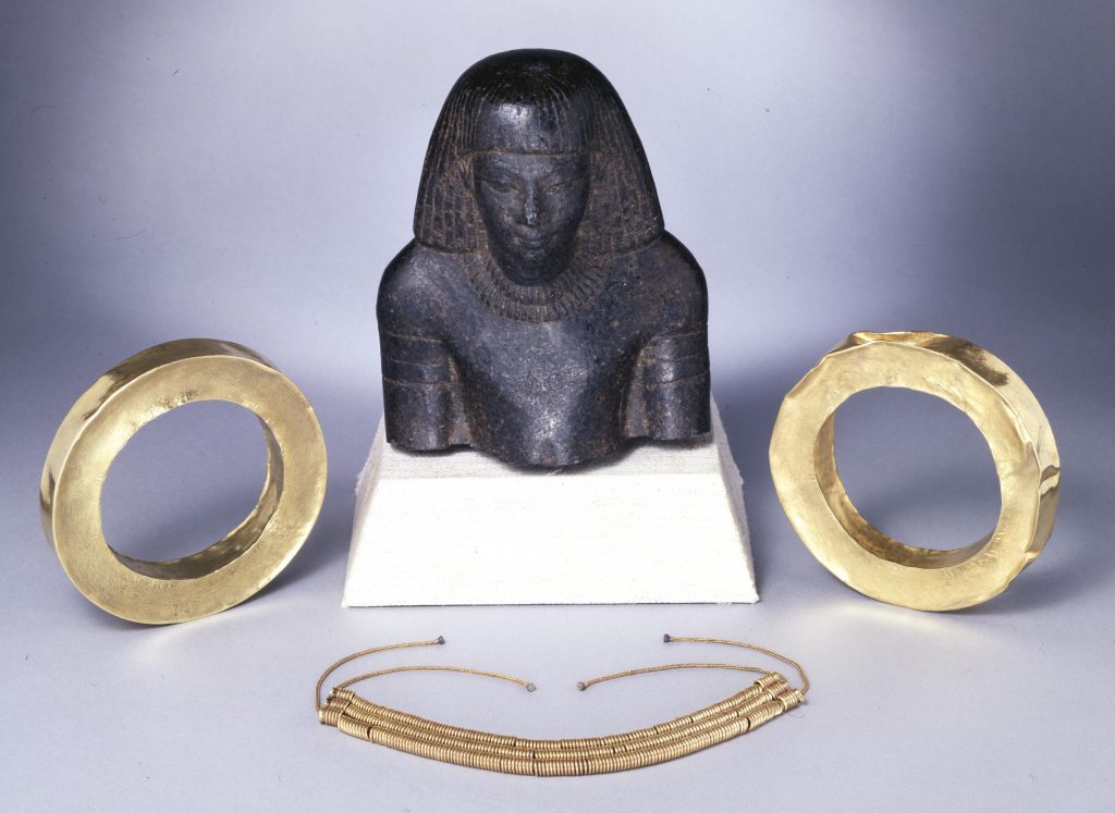 ancient egypt jewelry: Gold bangle and miniature gold collar with miniature granite torso, ca. 1550 BCE to 1292 BCE, British Museum, London, UK.
