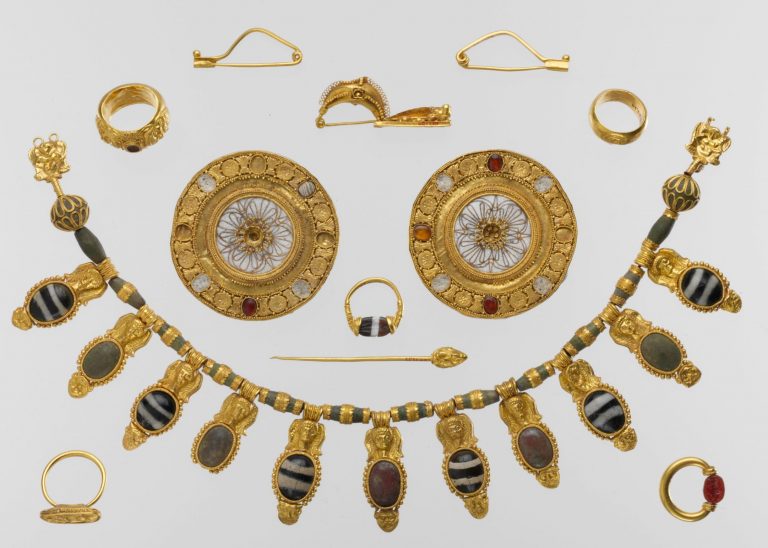 Etruscan gold: Set of jewelry from the Vulci tomb, ca. 500 BCE to 401 BCE (late Archaic period), The Metropolitan Museum of Art, New York, NY, USA.
