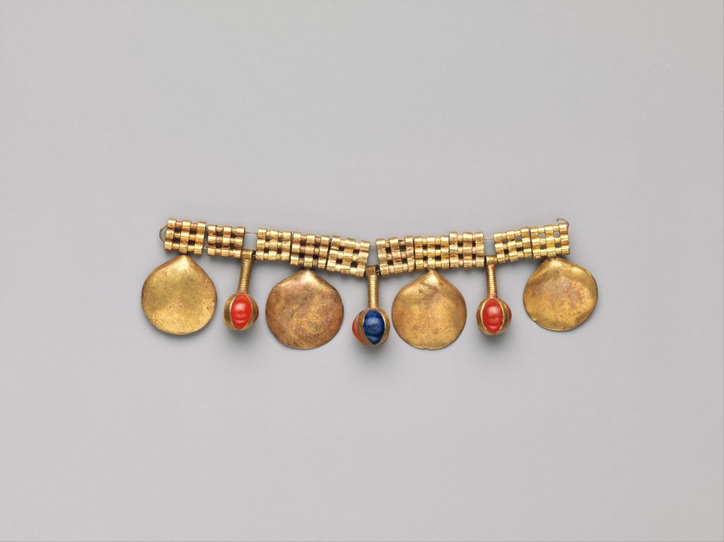 ancient egypt jewelry: A gold broad collar of Nefer amulets, ca. 1504 BCE to 1450 BCE, Metropolitan Museum of Art, New York, NY, USA.

