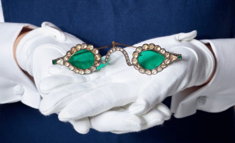 Royal Jewelry: A pair of Mughal spectacles set with emerald lenses in diamond-mounted frames, c.17th & 19th centuries. Sotheby’s.
