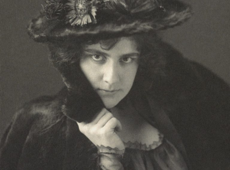 Ethel Reed: Frances Benjamin Johnston, A photograph of Ethel Reed, ca. 1895, Library of Congress, Washington, DC, USA. Wikimedia Commons (public domain). Detail.
