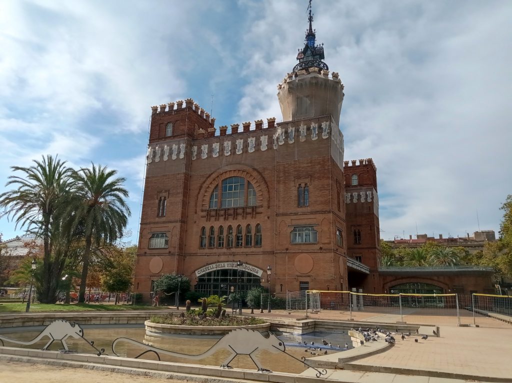 hospital santa creu i sant pau: Lluís Domènech i Montaner, Castell dels Tres Dragons, 1887-1888, Barcelona, Spain, Photo by Canaan via Wikimedia Commons (CC BY-SA 4.0).
