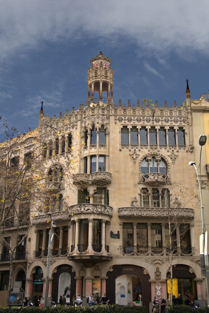 hospital santa creu i sant pau: Lluís Domènech i Montaner, Casa Lleó Morera, 1902-1905, Barcelona, Catalonia, Spain. Photo by Amadalvarez via Wikimedia Commons (CC BY-SA 4.0).
