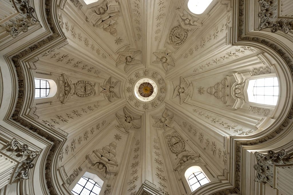 Francesco Borromini: Francesco Borromini, Sant’Ivo alla Sapienza, hexagonal dome seen from the interior. Photo by Jastrow via Wikimedia Commons (Public Domain).
