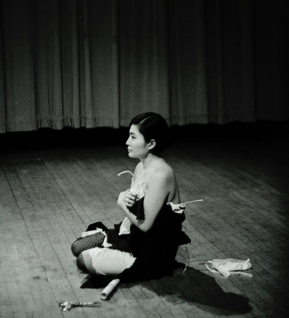 Yōko Ono: Yōko Ono, Cut Piece, 1964. Artist’s Twitter.
